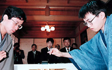 19-20 สิงหาคม 1996: การแข่งขันโชงิ (หมากรุกญี่ปุ่น) ชิงตำแหน่งโออิครั้งที่ 37 รอบที่สี่